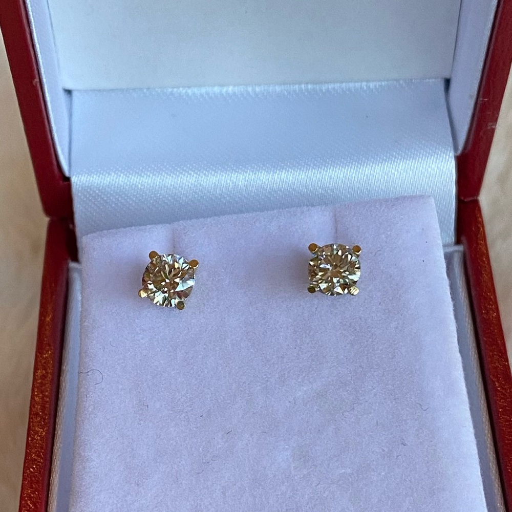 💎14K Yellow Diamond Stud Earrings Classic Design